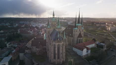 Toma-Aérea-De-La-Catedral-De-Erfurt-O-Domplatz-Con-Vistas-A-San-Petersburgo-En-La-Ciudad-De-Erfurst-En-El-Estado-De-Turingia,-Alemania.