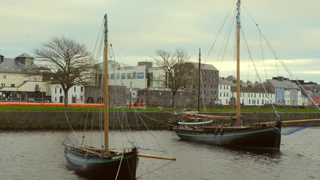 Gimbal-Aufnahme-Von-Galway-Hookers,-Die-Im-Claddagh-Becken-Vor-Anker-Liegen