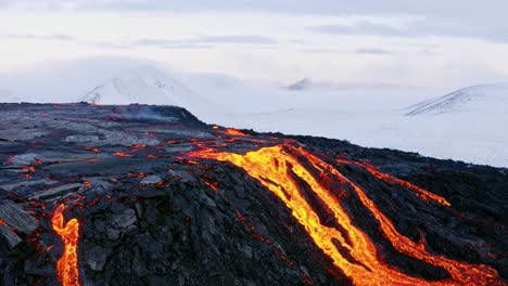 Einzigartige,-Mit-Einer-4K-Drohne-Aufgenommene-Luftaufnahmen-Zeigen-Die-Landschaft-Der-Lavafelder-Im-Kontrast-Zur-Majestätischen-Alpenkette-In-Island