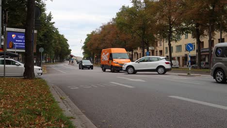 Autoverkehr-Auf-Der-Straße-In-Stockholm,-Gesäumt-Von-Bäumen-Im-Herbst,-Statisch