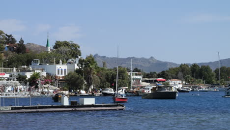 Escena-De-Barcos-Amarrados-En-El-Puerto-Deportivo-De-Gumusluk-En-La-Península-De-Bodrum,-Provincia-De-Mugla,-Turquía
