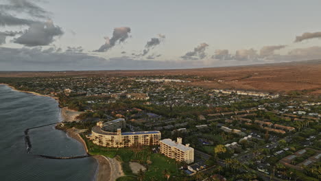 Kihei-Maui-Hawaii-Antena-V1-Vistas-Panorámicas-Panorámicas-Con-Drones-Sobrevolando-La-Playa-De-Keaka-Capturando-El-Paisaje-Costero,-El-Paisaje-Urbano-De-La-Isla-Y-El-Volcán-Haleakala-Al-Atardecer---Filmado-Con-Cine-Mavic-3---Diciembre-De-2022