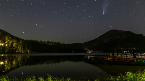 Comet-NEOWISE-Passes-Over-Lake-Mary-At-Night-In-Mammoth-Lakes-California,-USA
