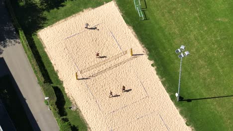 Luftaufnahme-Von-Menschen,-Die-An-Einem-Sonnigen-Tag-In-Basel-Ein-Volleyballspiel-Spielen