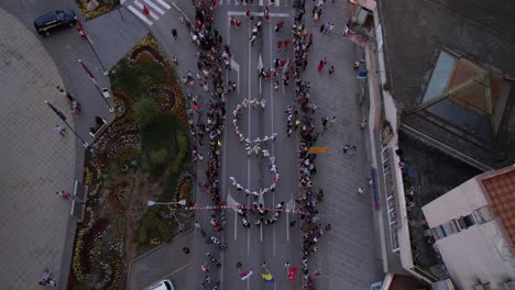 Luftaufnahme-Von-Kindern-In-Nationalen-Volkstrachten,-Die-Während-Des-Folklorefestivals-Licidersko-Srce-In-Uzice,-Serbien,-Tanzen,-Drohnenaufnahme-Aus-Großer-Höhe