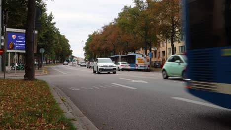 Bus-Mit-Fahnen-Fährt-Auf-Befahrenen-Straßen-Im-Herbst-Stockholm,-Schweden