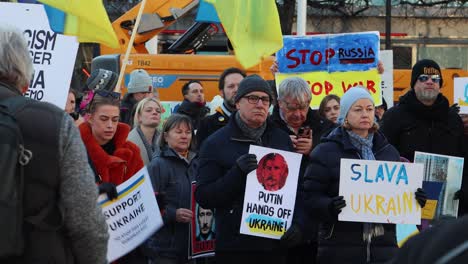 La-Gente-En-Suecia-Protesta-Contra-La-Guerra-Rusa-En-Ucrania-Con-Carteles-Y-Banderas.