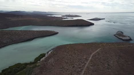 Playa-Balandra-In-Baja-California-Mit-Kristallklarem-Wasser-Und-Einzigartiger-Küstenlinie,-Luftaufnahme