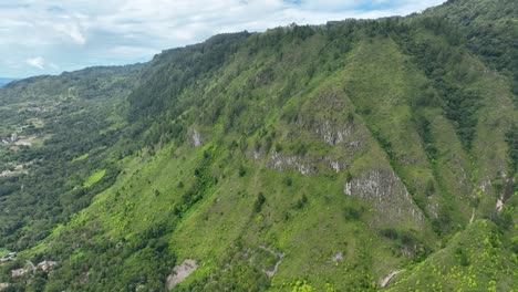 Bergige-Ränder-Der-Insel-Samosir,-Zerklüftetes-Gelände,-Gipfel-Und-Grün