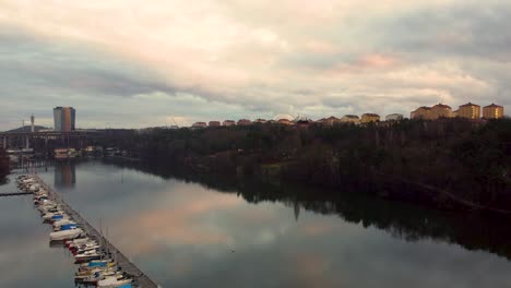 Vorwärtsluftaufnahme-Von-Booten-Im-Yachthafen-Und-Dem-Fluss-Arstaviken-In-Stockholm