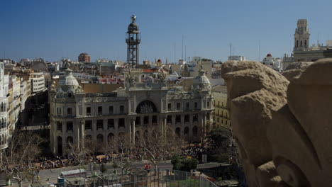 Vom-Correos-Gebäude-In-Valencia,-Spanien,-Aus-Gesehen,-Zeigt-Der-Mascleta-Standort-Eifrige-Menschenmengen,-Die-Sich-Auf-Dem-Boden-Versammelt-Haben-Und-Auf-Die-Eröffnung-Um-14-Uhr-Warten