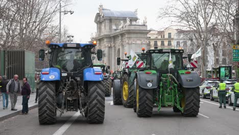 Traktoren-Blockieren-Die-Straße-An-Der-Plaza-De-La-Independencia-Während-Eines-Bauernstreiks,-Als-Landwirte-Und-Agrargewerkschaften-Gegen-Unlauteren-Wettbewerb,-Agrar--Und-Regierungspolitik-Protestieren