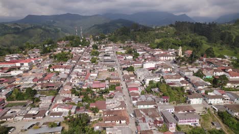 Vista-Aérea-Sobrevolando-Salento,-Colombia-En-Medio-De-Verdes-Colinas
