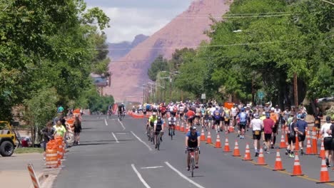 Ciclistas-Al-Frente-Y-Corredores-Al-Fondo-En-El-Ironman-70-De-Salud-Entre-Montañas.