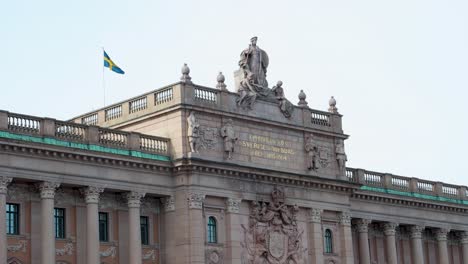 La-Bandera-De-Suecia-En-Lo-Alto-De-La-Casa-Del-Parlamento-Sueco-En-Estocolmo,-Estática