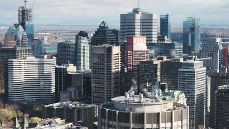 El-Icónico-Paisaje-Urbano-De-Montreal-Con-Nuevos-Edificios-En-Construcción-En-La-Soleada-Mañana-De-Invierno