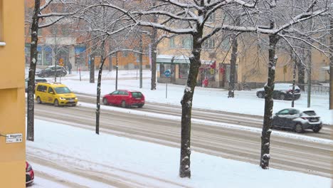 Blauer-öffentlicher-Bus-Und-Autos-Fahren-Im-Winter-Auf-Der-Stockholmer-Straße,-Statisch