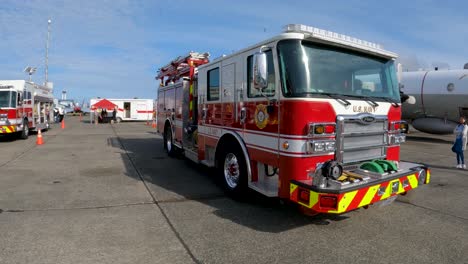 Camión-De-Bomberos-De-La-Marina-Estadounidense-En-Exhibición-Para-Civiles