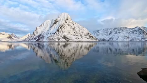 Olstinden-mountain-and-Rostad-in-Lofoten,-slow-panning-winter-clip