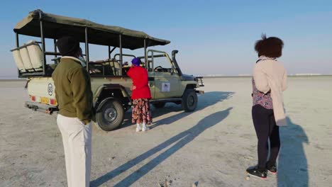 Ancianas-Africanas-Observando-El-Vasto-Salar-De-Makgadikgadi-Con-Un-Guía-Turístico