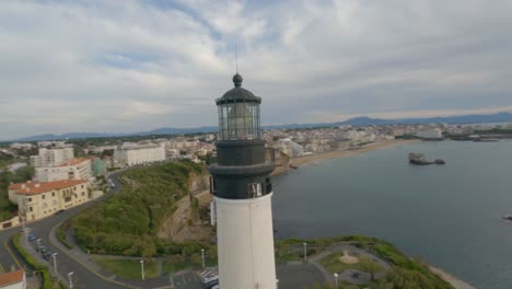 Leuchtturm-Von-Biarritz-Und-Panoramablick-Auf-Die-Küste,-Frankreich