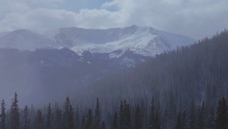 Winter-Park-Berthoud-Berthod-Jones-Pass-Verschneit-Winter-Colorado-Hohe-Höhe-Luftaufnahme-Filmisch-Drohne-Rocky-Mountains-Gipfel-I70-Malerische-Landschaftsansicht-Hwy-80-Straßenrand-Nationalwald-Links-Zeitlupe