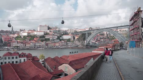 Vista-Del-Famoso-Puente-Ponte-Luís-I-En-Oporto:-Gente-Admirando-El-Impresionante-Paisaje-Urbano-Y-El-Río-Debajo