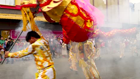 Feuerwerkskörper-Und-Drachentänzer-Während-Der-Chinesischen-Neujahrsfeier-In-Thailand