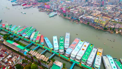 Ssadarghat-Schiffsterminal-In-Dhaka,-Bangladesch,-Luftaufnahme-über-Dem-Buriganga-Fluss