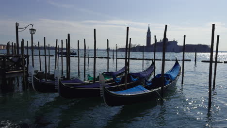 Traditionelle-Venezianische-Gondeln-Schweben-Im-Canale-Grande-Mit-Der-Kirche-San-Giorgio-Maggiore-Im-Hintergrund