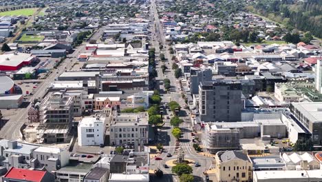 Ikonischer-Kreisverkehr-Von-Invercargill-Mit-Statue-Und-Verkehr-Auf-Der-Hauptstraße,-Drohne-Zeigt-Stadtbild