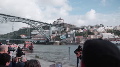 Blick-Auf-Die-Berühmte-Brücke-Ponte-Luís-I-In-Porto:-Menschen-Bewundern-Die-Atemberaubende-Stadtlandschaft-Und-Den-Fluss-Darunter