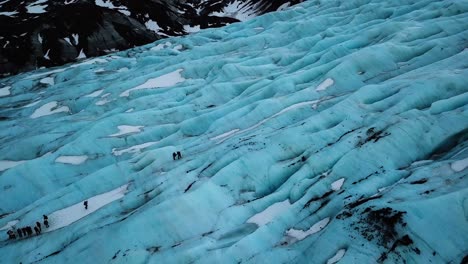 Vista-Aérea-Por-Drones-Del-Campo-Glaciar-Azul-En-Islandia,-Tierra-De-Fuego-Y-Hielo