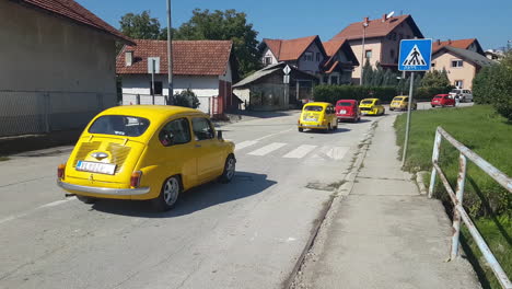 Fiat-500-Coches-Antiguos-En-Desfile,-Procesión-De-Pequeños-Coches-Italianos-Antiguos