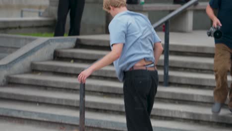 Un-Joven-Patinador-Hace-Un-Truco-Con-Su-Patineta-En-Un-Parque-De-Patinaje-Al-Aire-Libre