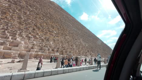 Coche-Turístico-Pasando-Entre-Las-Grandes-Pirámides-De-Giza.