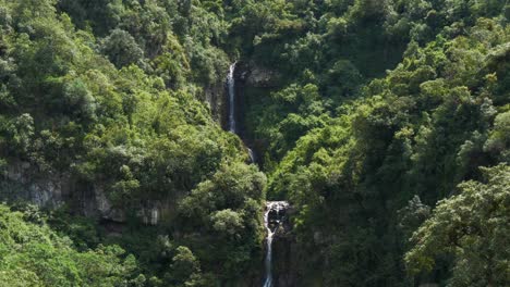 Hermosa-Cascada-De-Doble-Caída-En-Medio-De-La-Montaña-Con-Exuberante-Vegetación-Ubicada-En-El-Barrio-Puichig-En-La-Ciudad-De-Machachi,-En-La-Provincia-De-Pichincha,-Ecuador