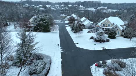 Mansions-in-upscale-neighborhood-in-USA-during-snow-flurries-in-winter