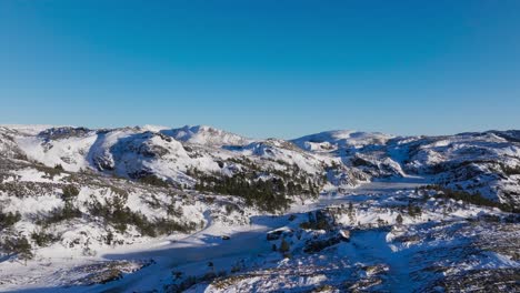 Paisaje-Accidentado-Cubierto-De-Nieve-En-Invierno-Cerca-De-Bessaker-En-Trondelag,-Noruega