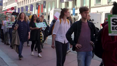 Familias-Caminan-En-Una-Marcha-De-Protesta-Climática-En-Suecia-Y-Detienen-Los-Carteles-De-Ecocidio.