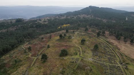 Panorámica-Aérea-De-Castro-De-San-Cibran-En-Las-Ourense,-España-En-La-Ladera