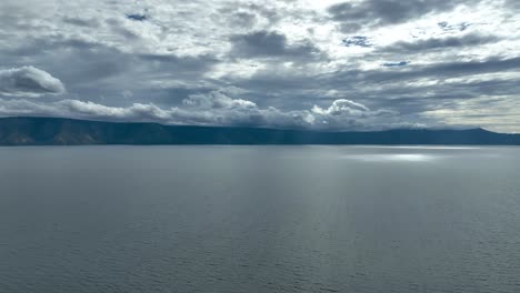 Blick-über-Den-Tobasee,-Das-Weite-Blaue-Wasser-Erstreckt-Sich-In-Der-Ferne