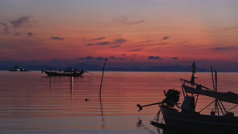 Wunderschöner-Sonnenuntergang-Hinter-Fischerbooten-Im-Meer-Mit-Winzigen-Wellen