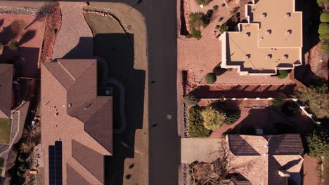 Vista-Aérea-De-Arriba-Hacia-Abajo,-Casas-Y-Calles-En-Una-Comunidad-Residencial-En-Sedona,-Arizona,-EE.UU.