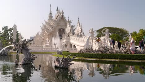 Icónico-Templo-Blanco-En-El-Norte-De-Tailandia