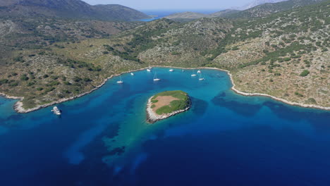 Aerial:-Slow-panning-drone-shot-of-the-bay-of-the-Greek-island-of-Kira-Panagia-in-Northern-Sporades,-Greece