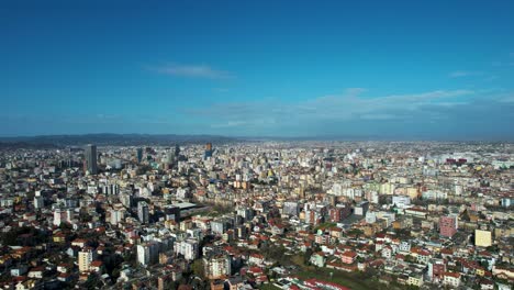 Majestätisches-Stadtbild:-Die-Skyline-Von-Tirana-Im-Panoramablick-Präsentiert-Das-Urbane-Gefüge-Und-Die-Architektonische-Brillanz-Der-Hauptstadt
