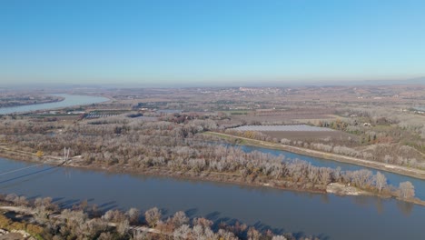 Toma-Aérea-Alta-Del-Nuevo-Puente-Construido-En-Sorgues-Y-Sauveterre.