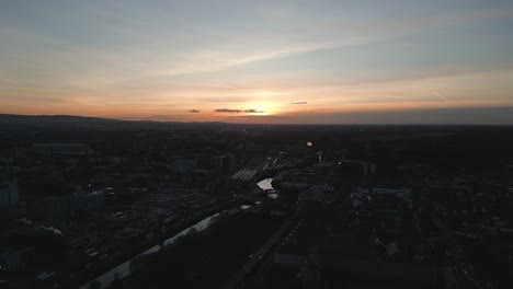 Atemberaubender-Sonnenuntergang-In-Der-Hauptstadt-Irlands---4K-Drohnenaufnahmen---Dublin---Irland