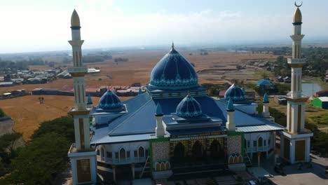 Antena-Que-Se-Eleva-Sobre-El-Centro-Islámico-Mezquita-Dato-Tiro-Bulukumba-Y-Escuela-De-Educación-Islámica-En-El-Sur-De-Sulawesi,-Indonesia